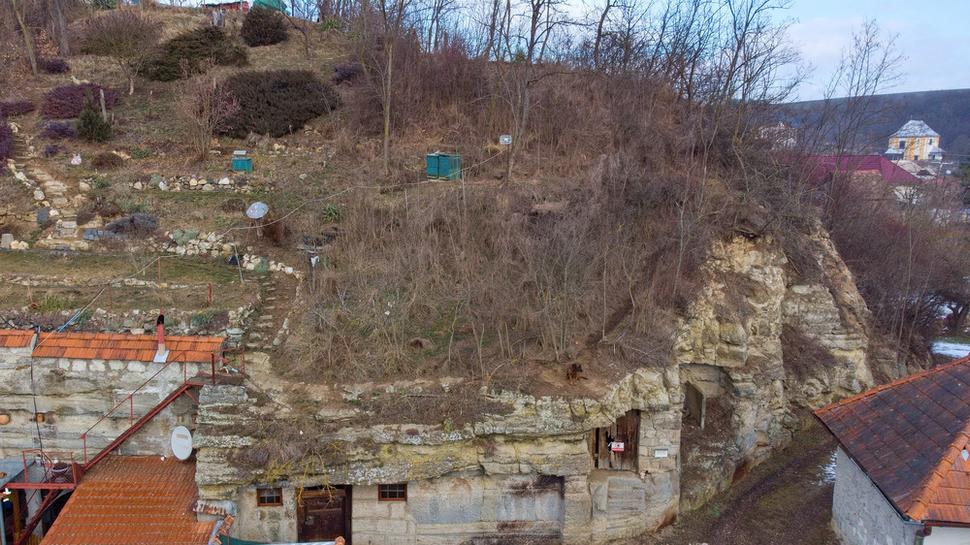 Pokladom ľudovej architektúry je ulička Šurda. Kamenné obydlia vysekané v nej sú slovenskou raritou. Do tufových skál ľudia vytesali obydlia aj hospodárske priestory.