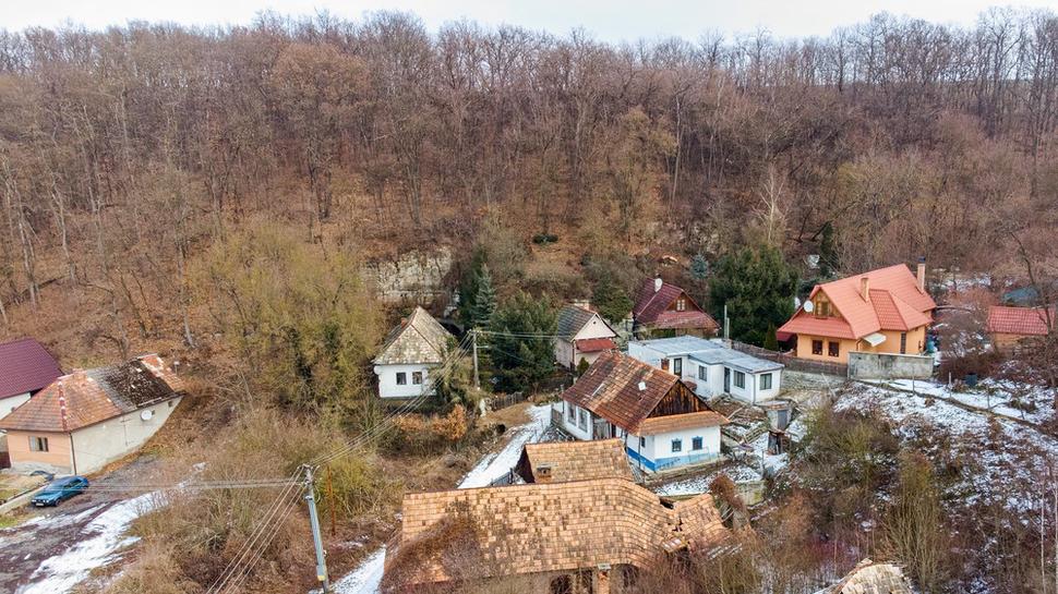 Pohľad na časť obce nazývanej „Kút“. Aj tu sa nachádzali skalné obydlia.