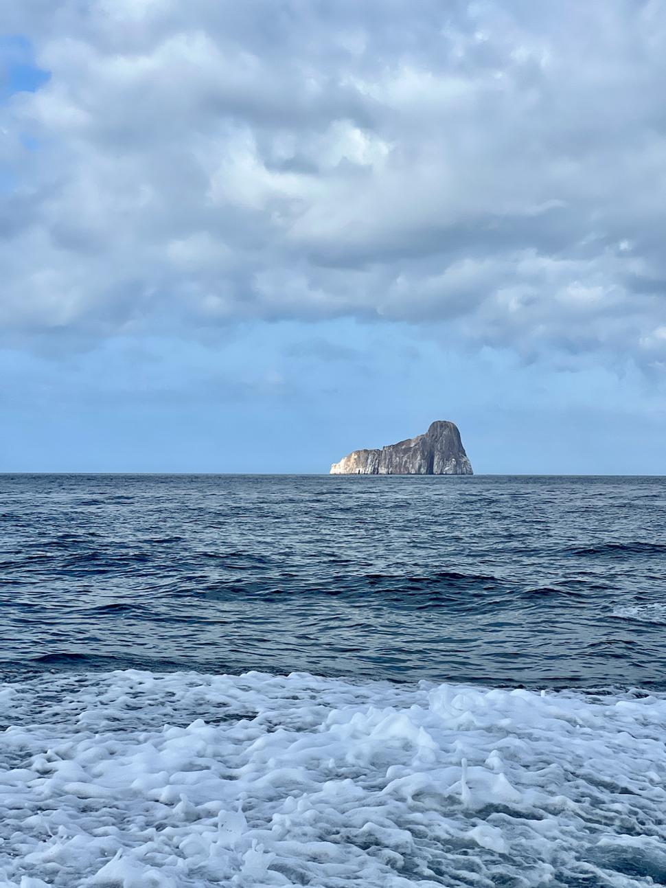 A z tohoto pohľadu vraj pripomína spiaceho leva. León Dormido.