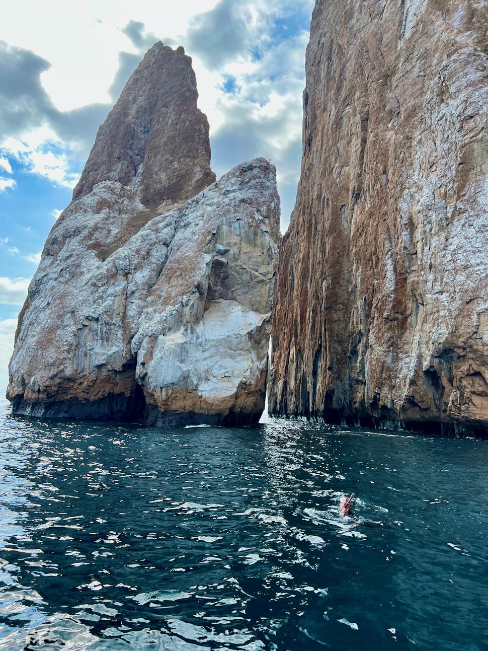 Kicker Rock, ideme pomedzi tie dve skaly a tú menšiu oboplávame.
