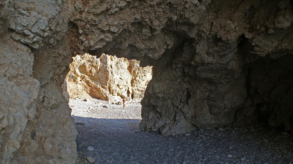 Tunel na pláži Kaladi