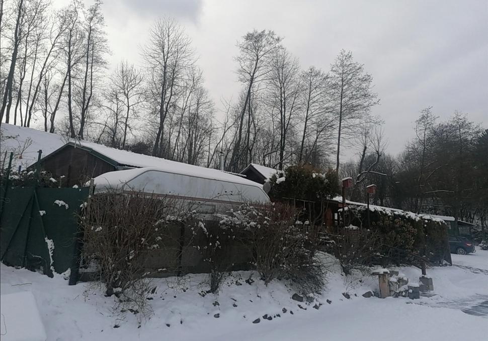 dobre skrytý karavan vo výslužbe