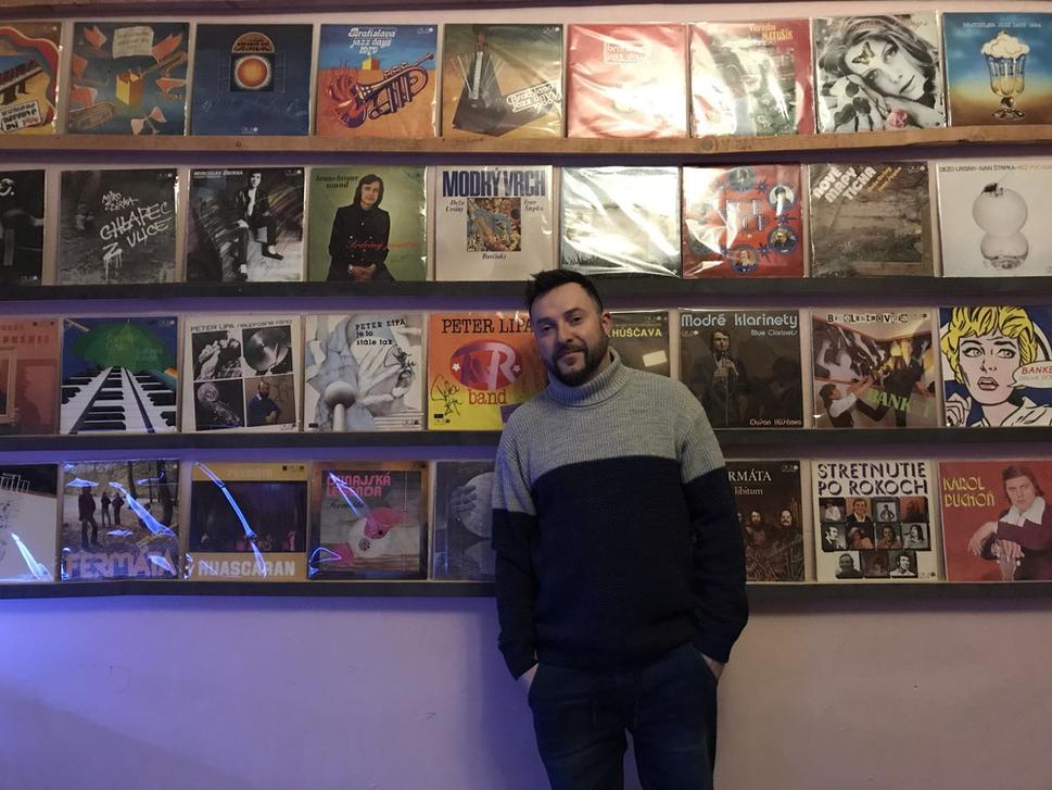 Autor projektu a výstavy Matej Ceil pred svojou zbierkou (Foto: Samuel Ivančák)
