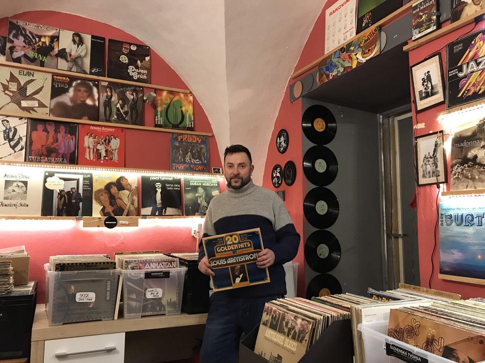 Bohatý výber vinylových platní nájdete aj v obchode jeho majiteľa (Foto: Samuel Ivančák)