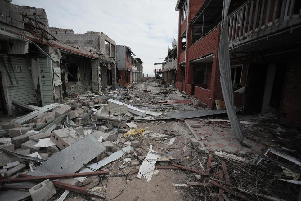 V prímorskom mestečku Shyrokyne na východnej Ukrajine neostali žiadni obyvatelia a žiadne nepoškodené budovy. Od začiatku ozbrojeného konfliktu bolo zničených viac ako 750 vzdelávacích inštitúcií na oboch stranách kontaktnej línie a v mnohých ďalších bolo vzdelávanie prerušené.