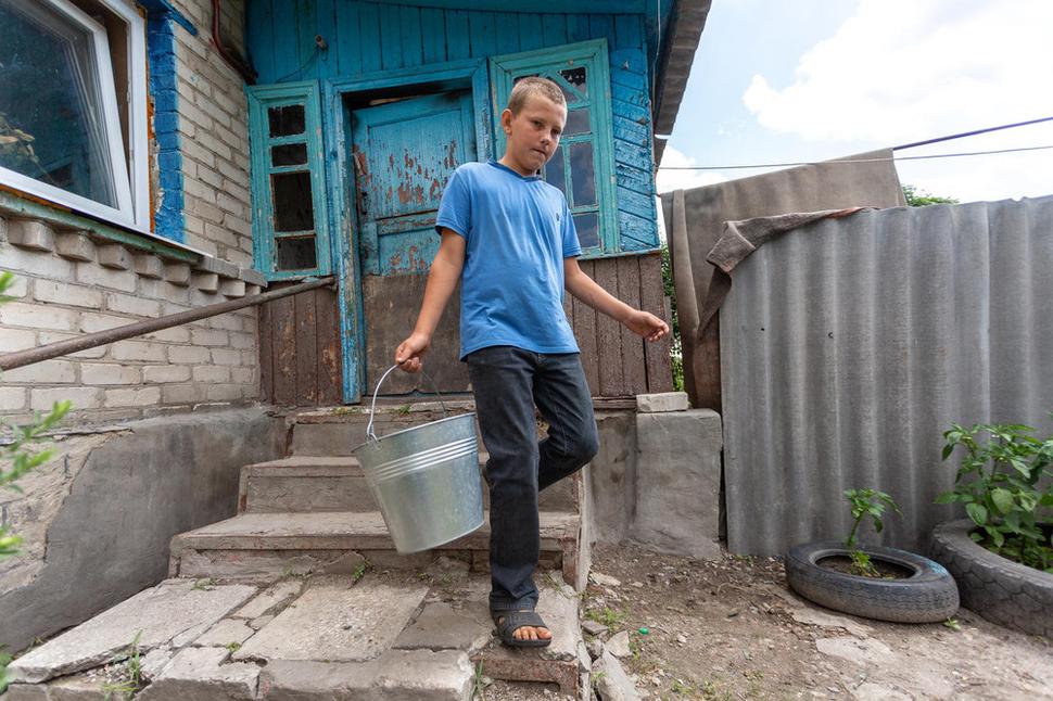 Illia, 13, z malej dediny Nyzhnia Olkhova v blízkosti "kontaktnej línie" každý deň chodí po pitnú vodu do blízkej dediny. Stovky rodín v regióne Luhansk sa musia denne rozhodovať, či sa vyberú po pitnú vodu do susedných dedín alebo budú riskovať použitie znečistenej vody z ich studní.