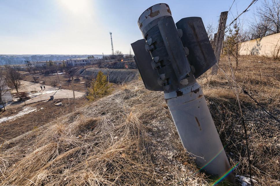 Vystrelená raketa zarytá v zemi v mieste jej dopadu na čističku vody v Lysychansku na východnej Ukrajine, ktorá sa ocitla pod ťažkou paľbou v roku 2014.