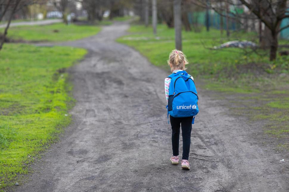 Vika, 7, na ceste do školy s batohom plným školských pomôcok od UNICEFu. Cestou počuje vzdialené zvuky mínometov, ale nevenuje im pozornosť. Vika žije v meste Avdiivka, ktoré je v blízkosti "kontaktnej línie" medzi územím kontrolovaným ukrajinskou vládou a územím ovládaným separatistami. Konflikt trvá už sedem rokov.
