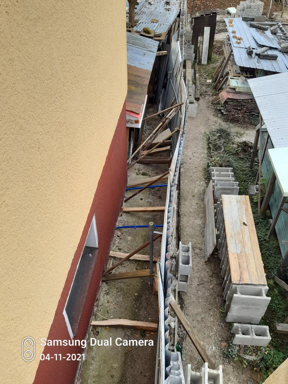 Vpravo je môj pozemok. Aj z obrázku je zrejmá ne-stabilita posunutého plota, ktorý sa časom nakláňal. Sused to neskôr "opravil" - stojkami ten plot zatlačil ešte viac na môj pozemok. Úprimne, vadilo by Vám to ?