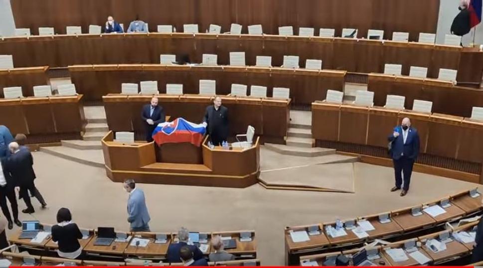 V rozladenom orchestri dvaja hráči pod lavicou rozohrali šachovú partiu o budúcnosť Slovenska