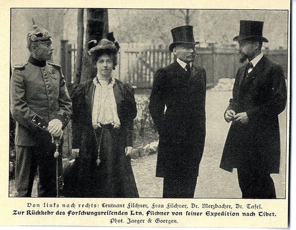 Krásna archívna fotogarfia Wilhelma Filchnera po návrate z Antarktídy. Zľava do prava: Wilhelm Filchner, pani Filchnerová, geograf a kartograf Dr. Gottfried Merzbacher a lekár, geológ a etngraf Dr. Albert Tafel