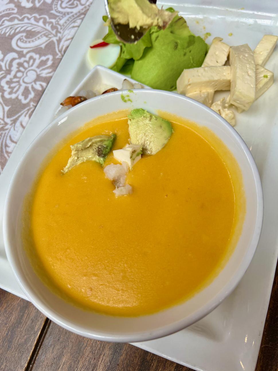 Locro de papas especial de Dos Chorreras. Typická andská zemiaková polievka s vajcom a avokádom.