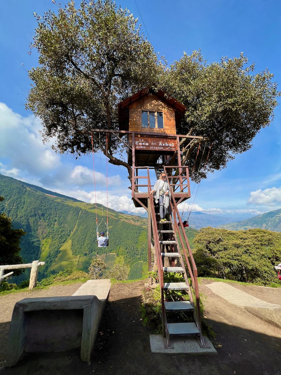 Na hojdačke je pod vami takmer tisíc metrový zráz a vľavo sa pozeráte na sopku Tungurahua.