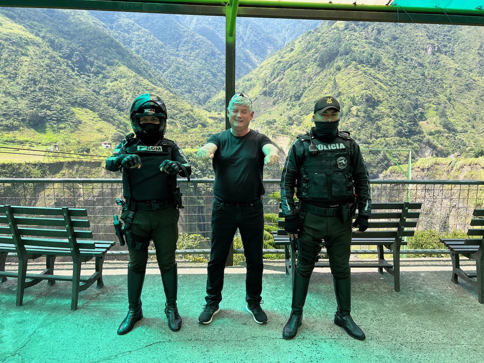 Mňa medzitým kvôli foteniu zatkla polícia. Kvôli foteniu preto, lebo páni policajti sa so mnou chceli odfotiť. Turistov tu teraz nie je veľa.