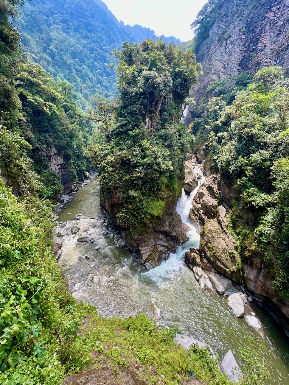 Tu sa spájajú. Tá vpravo je Rio Verde a tá vľavo Rio Pastaza.