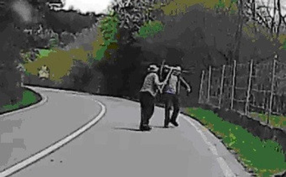 Časť útoku, ktorá zachytáva moment, keď mi pichol kovovou lopatou do tváre, ktorú zasiahol kúsok od oka. Podľa vyšetrovateľa a dozorujúcej prokurátorky mi v prípade zásahu do oka nemohol spôsobiť žiadne ťažké zranenie.