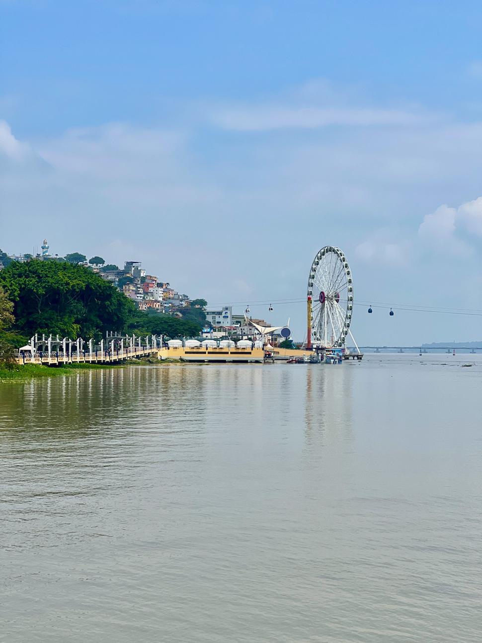 Pohľad z Malecónu na Las Peňas s majákom a lanovku nad riekou Guayas.