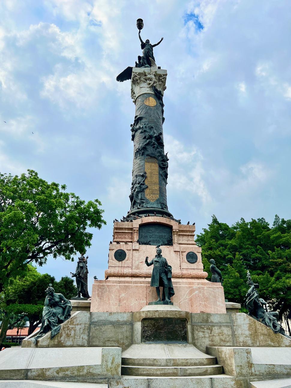 Columna de Los Próceres v parku Centenario.