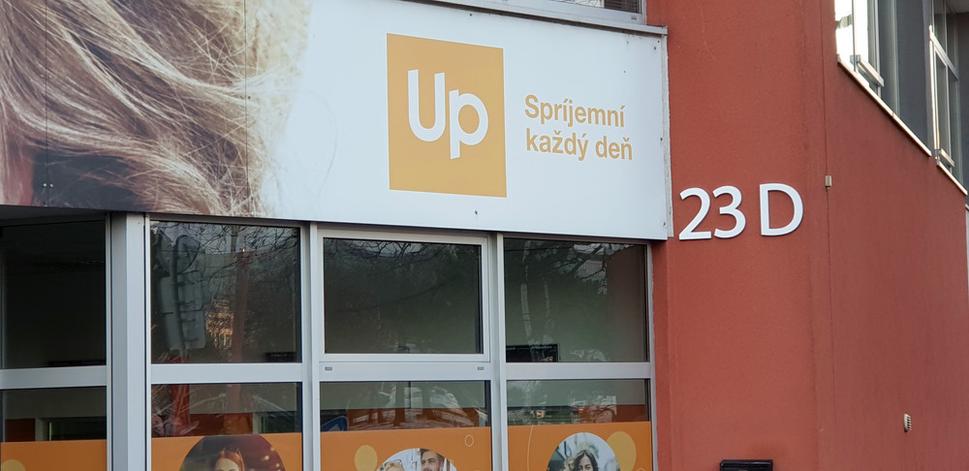 Heslo nad vchodom do bratislavskej prevádzky spoločnosti Up Déjeuner na Tomášikovej ulici 23D "Up spríjemní každý deň" je úplným výsmechom. V skutočnosti Up Déjeuner urobí problém aj tam, kde vzniknúť ani nemôže.