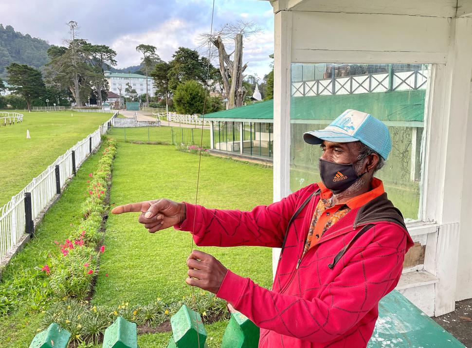 Správca dostihového závodiska s 208-ročnou tradíciou Royal Turf Club v meste Nuwara Eliya ukazuje drôtik, s pomocou ktorého sa sleduje poradie na cieľovej páske.