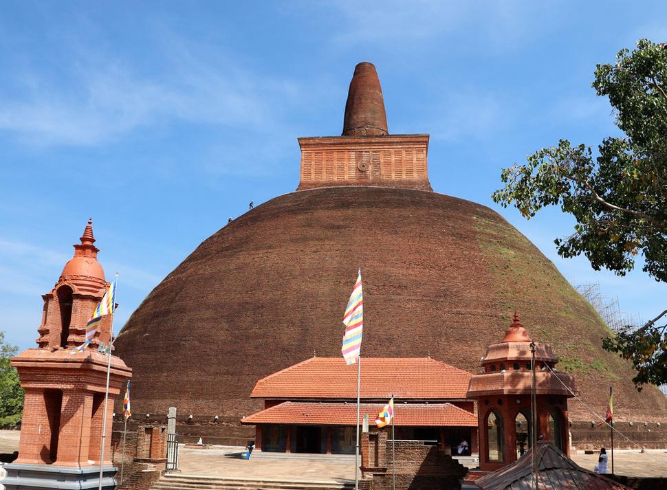 Dagoba Abhajagiri z 1. storočia pred n.l. je po egyptských pyramídach druhá najväčšia stavba staroveku. Vidno na ňu liezť údžbárov, je to dobrá mierka jej veľkosti.