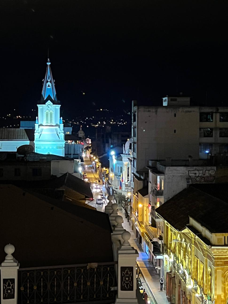 Ešte pohľad do uličky. Ako ste si všimli, samé kostolné vežičky. Tešíme sa na mesto zajtra cez deň.