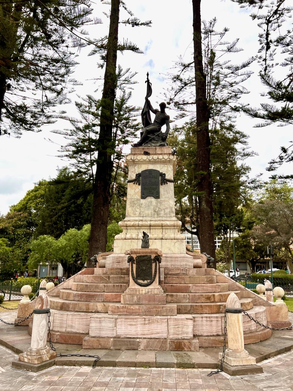 Abdón Calderón Garaycoya bol hrdinom ekvádorskej vojny za nezávislosť. Narodil sa tu v meste Cuenca. Venovaný mu je tento monument v strede parku, ktorý nesie jeho meno.