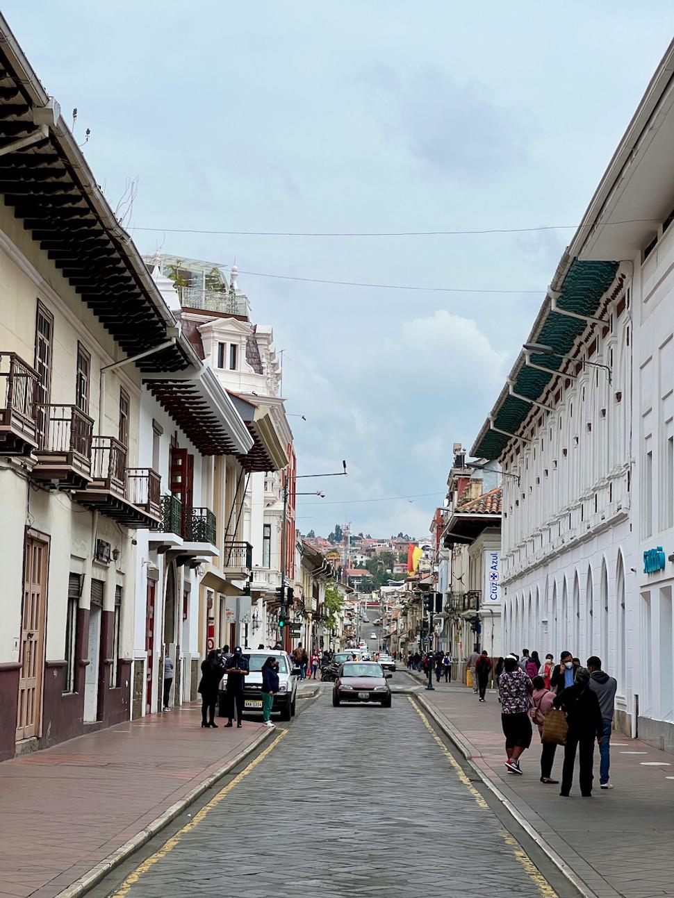 Túlame sa uličkami mesta Cuenca. Hľadáme tržnicu El Mercado.