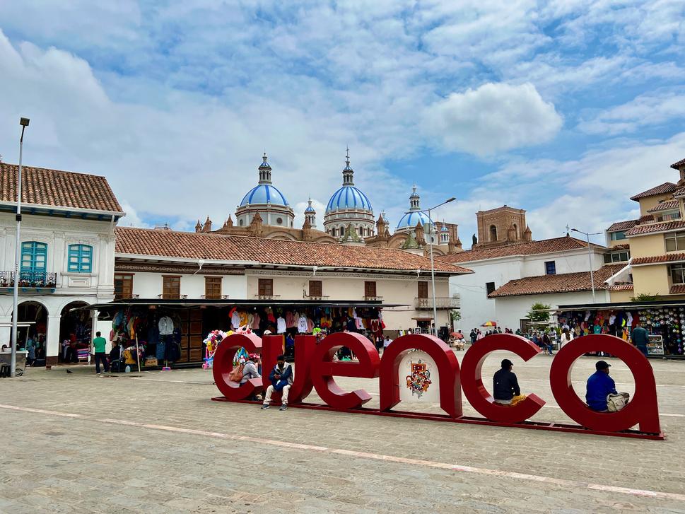 Plaza de San Francisco. Tu by už niekde mala byť tá tržnica.