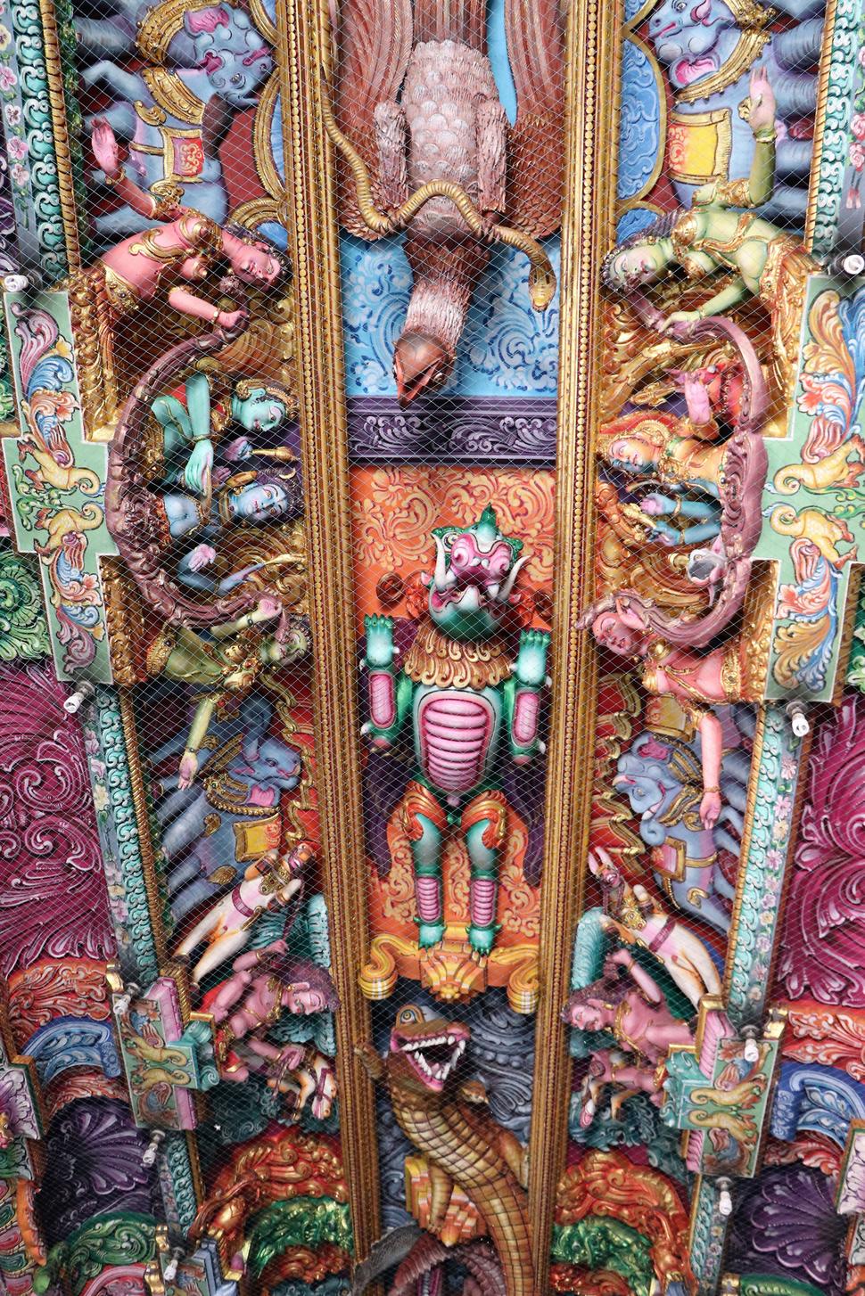 Surrealistická hinduistická výzdoba chrámu Kálí Kovil v Trincomalee. Veriaci si môžu slobodne vybrať, ku ktorej kreatúre sa budú modliť.