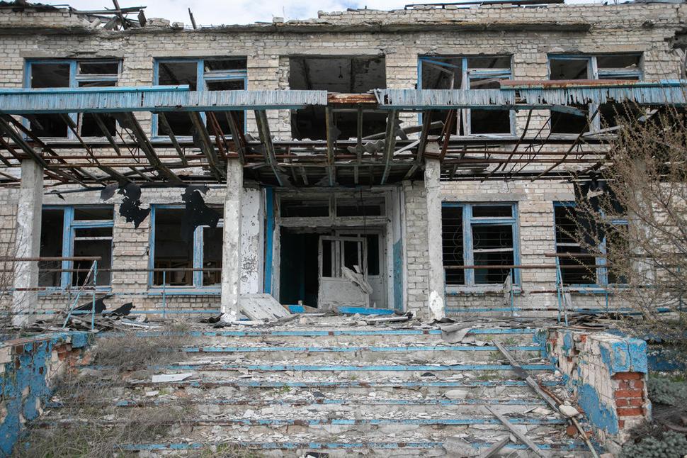 Ruiny školy v obci Shyrokyne na východnej Ukrajine, ktorá sa nachádza v blízkosti kontaktnej línie. Počas trvania ozbrojeného konfliktu boli zničené stovky škôl a v ďalších bolo vzdelávanie prerušené. UNICEF podporuje opravy poškodených škôl a škôlok v oblasti, a tiež opravy poškodených vodovodných potrubí.