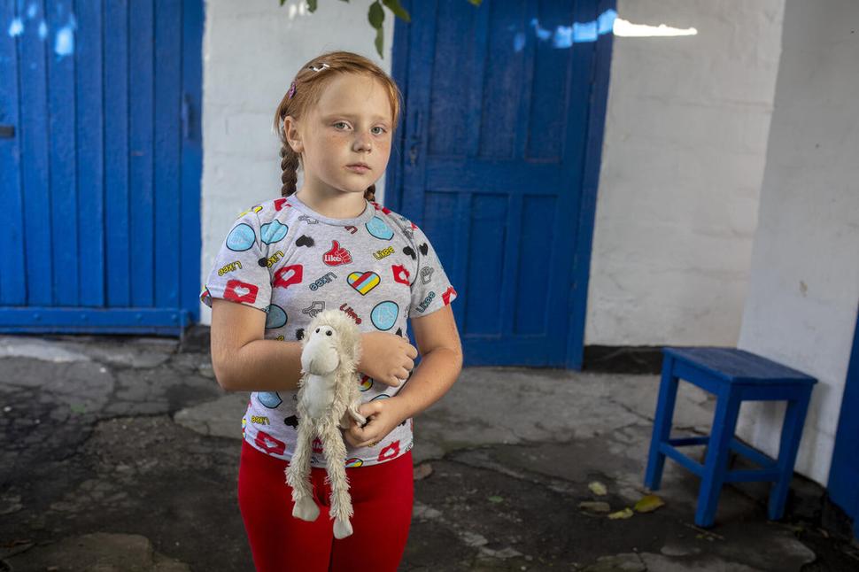 Alina, 9, mala iba dva roky, keď sa na Ukrajine začal ozbrojený konflikt. Z neustáleho stresu a strachu, v ktorých vyrastala, sa u nej vyvinula cukrovka. Jej rodina denne bojuje o to, aby jej mohla zabezpečiť potrebnú liečbu...