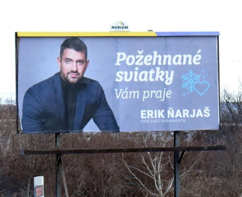 V kostole na východe Erika Ňarjaša veeeľmi dávno nevideli. Musia im stačiť bilboardy.