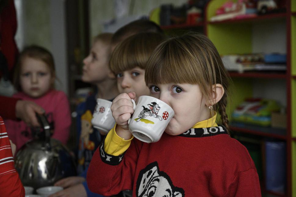 Škôlkari v Mariinke na východnej Ukrajine pijú vodu, ktorú v cisternách pomáha do oblasti dodávať UNICEF v spolupráci s partnermi. Dodávky vody vodovodným potrubím tu boli prerušené ešte na začiatku ozbrojeného konfliktu...