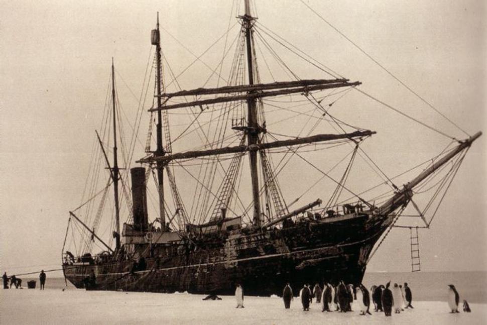 Loď Aurora kotví pri ľadovci Shackleton začiatkom roka 1912. Fotografia Franka Hurleyho