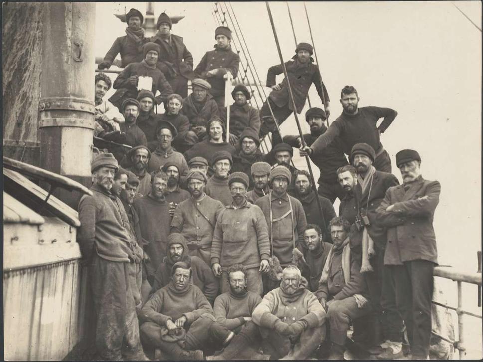 Posádka lode Aurora opúšťa Západnú výskumnú základňu v roku 1913