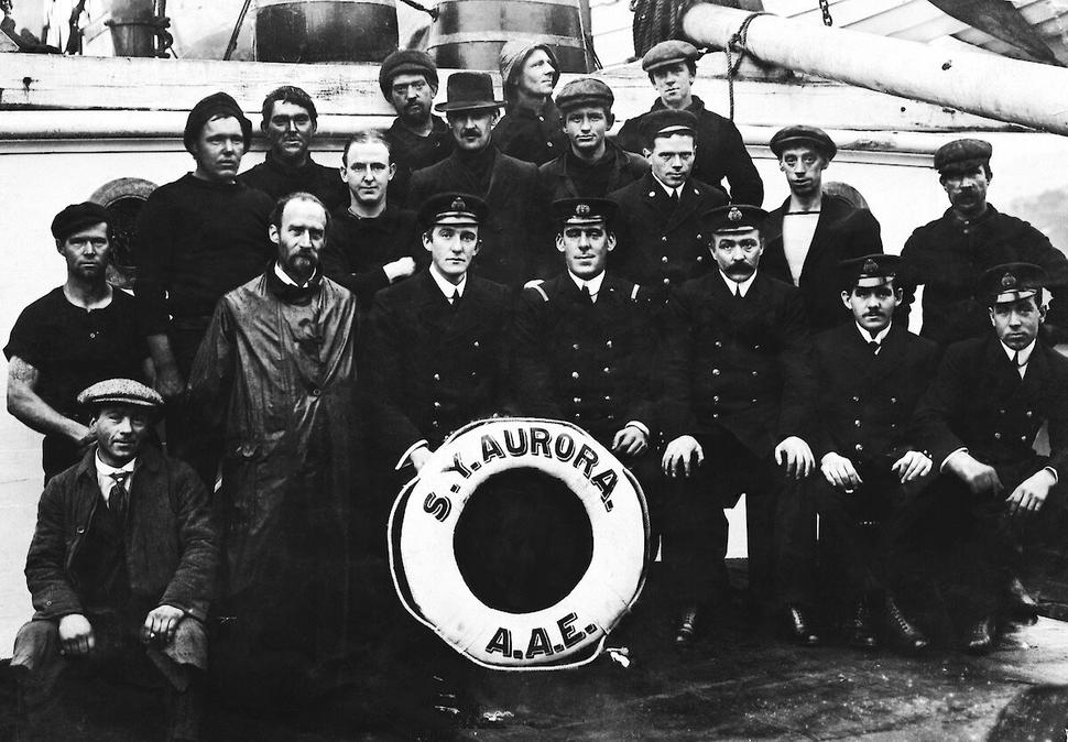 Dôstojníci a posádka lode Aurora. Predný rad zľava: neznámy, kapitán John King Davis, druhý dôstojník Percy Gray, prvý dôstojník Frank Fletcher, vedúci inžinier Frederick Gillies, druhý inžinier Harry Corner, tretí dôstojník Clarence de la Motte.