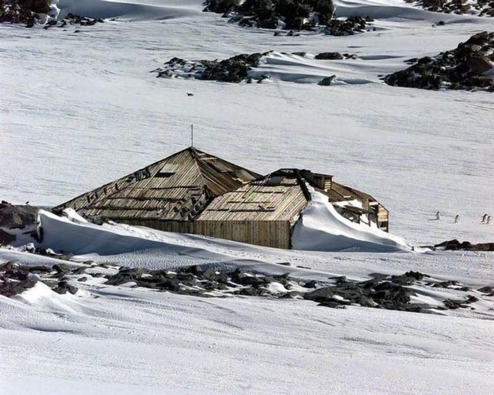 Mawsonova Východná vedecká základňa je dnes po rekonštrukcii sprístupnená turistom