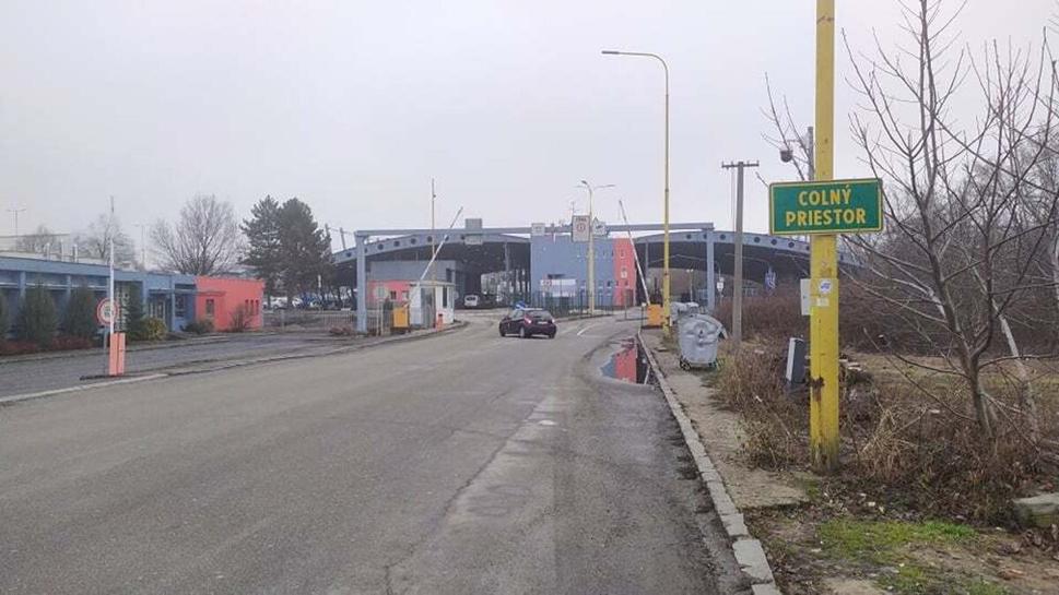 Prázdnota na slovenskej strane hraničného priechodu. Naši colníci sa zjavne nepretrhnú.