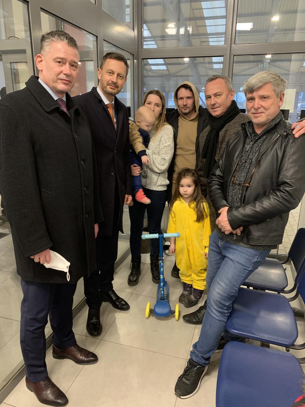 Vladimír (34) je automobilový dizajnér. Oľga (28) je meteorologička na materskej. Alicka (4) bola predvčerom po prvý raz v škôlke. Romanko má dva roky.