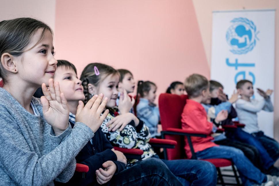 UNICEF podporuje aj šírenie osvety o mínach a ochrane pred nimi formou príbehov
a hier pre deti.
