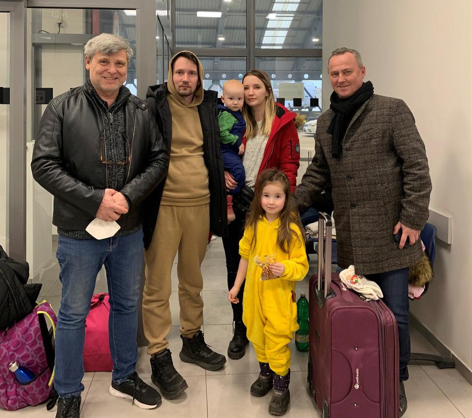 Prvá rodina z Kyjeva na úteku pred vojnou prekročila hranice so Slovenskou republikou podvečer, 25. februára. Vladimír (34), Oľga (28), Alicka (4) a Romanko (2). Vľavo je autor blogu, vpravo Edo Buraš, splnomocnenec premiéra pre Ukrajinu.