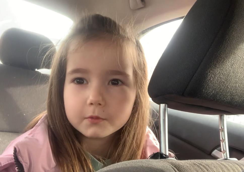 Chcem sa dostať do kozmu. Otecko veľa pracuje, aby sme si mohli kúpiť lístok. Alicka (4) zosobňuje nádej i budúcnosť všetkých, ktorí klopú na naše dvere.