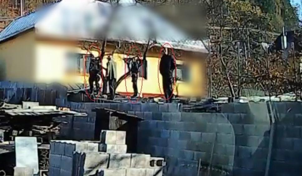 Priblížený snímok z videozáznamu zo dňa 11.11.2021. Pokračovanie šetrenia "vyosenia plota" troma policajtmi.