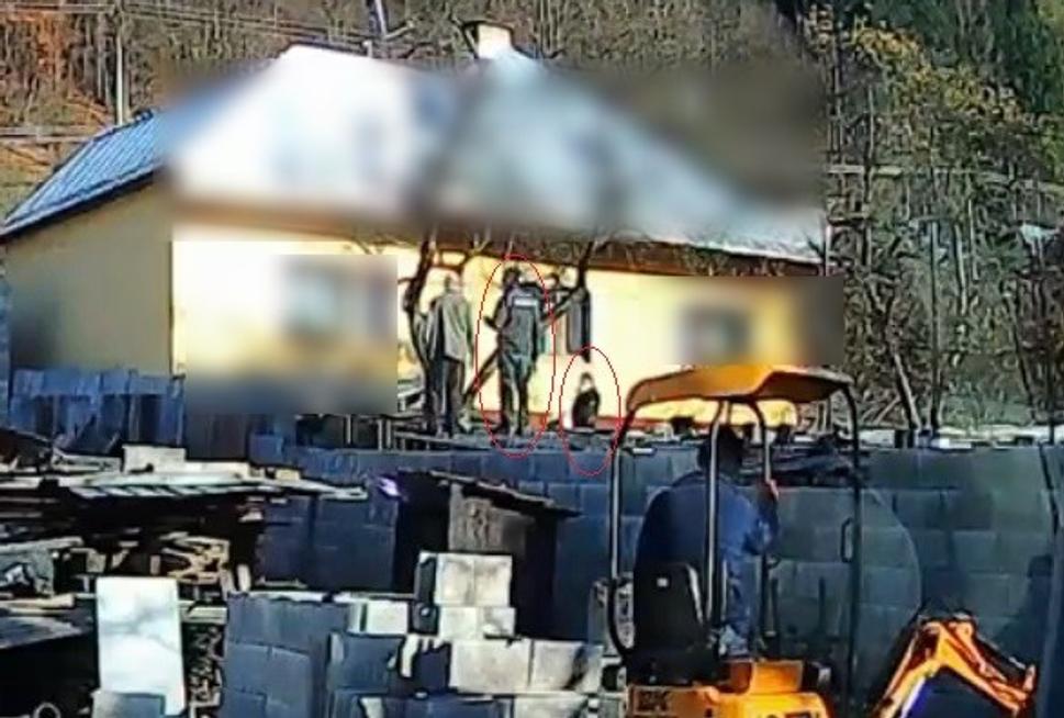 Priblížený snímok z videozáznamu tiež zo dňa 11.11.2021 (o cca hodinu neskôr). Pokračovanie šetrenia "vyosenia plota" v ten istý deň ďalšími dvoma policajtmi.