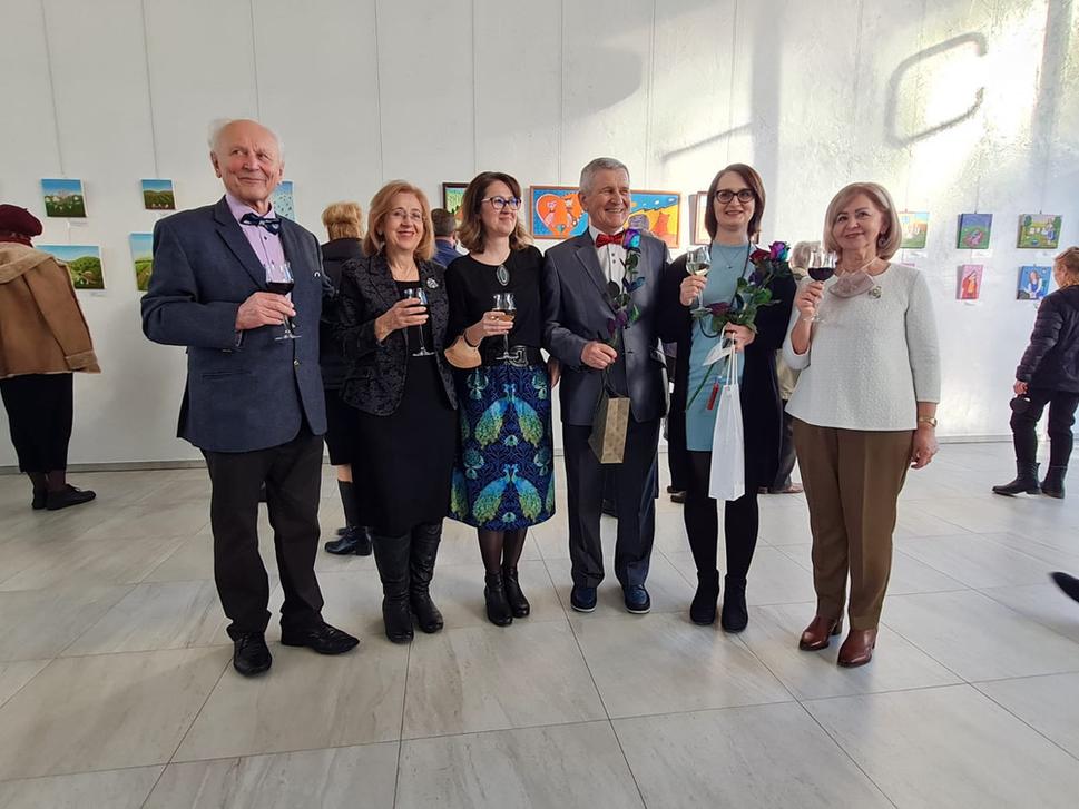 prvý zľava Dušan Chaloupka (vystavujúci výtvarník), tretia zľava Adžana Modlitbová (vystavujúca výtvarníčka), v strede Ladislav Pukl (predseda Spolku přátel naivního a amatérského umění, ČR), druhá zprava Jana Chroustová (vystavujúca výtvarníčka)