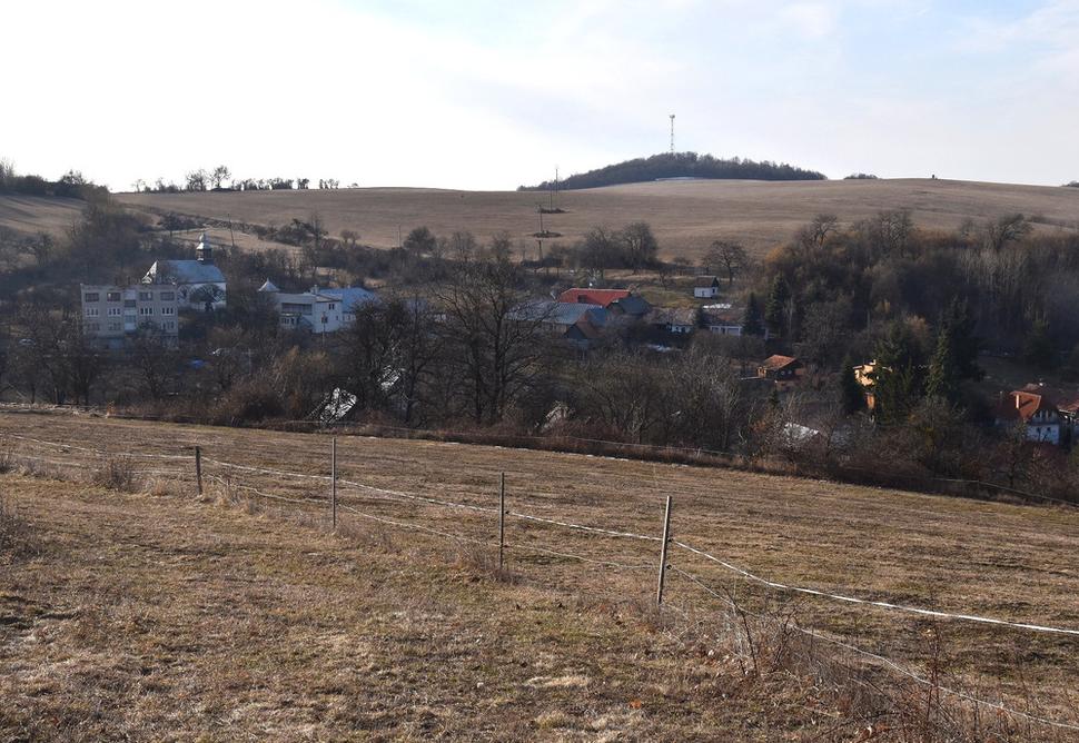 Počúvadlo z lúk nad obcou