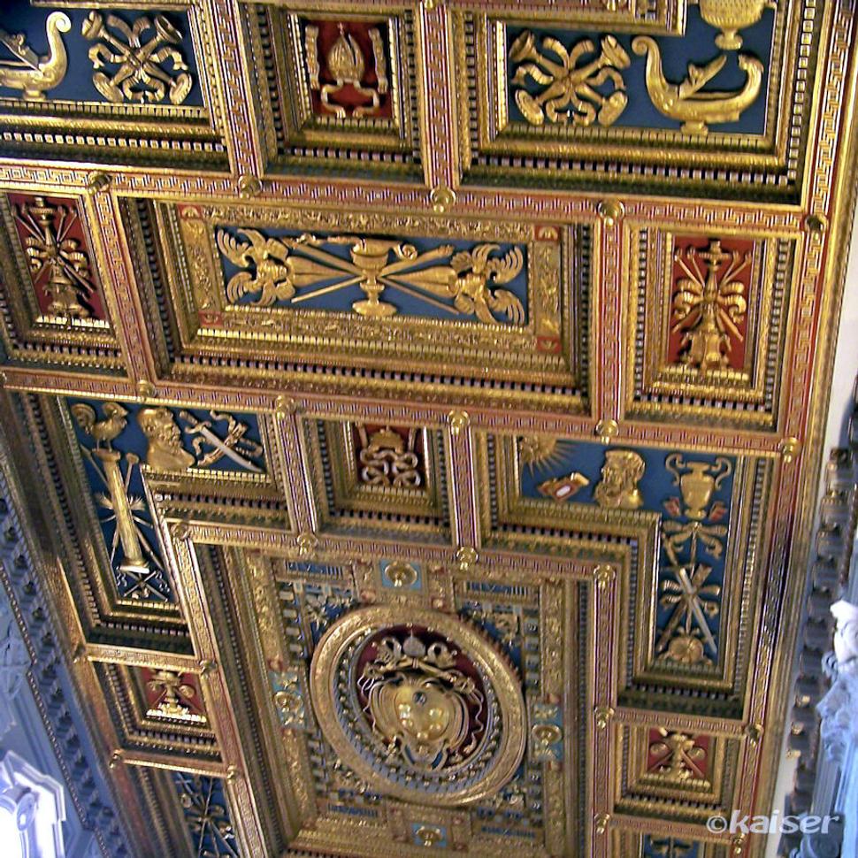 Strop baziliky San Giovanni in Laterano pozlátený architektom Pirrom Ligoriom (1562).