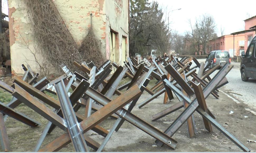 Ešte žijú pamätníci doby, keď podobné zátarasy zastavili konvoje hitlerovských tankov počas blokády Leningradu.