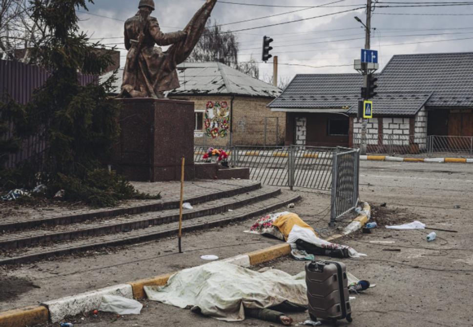 Telá civilistov zabitých pri ruskom ostreľovaní Irpiňu neďaleko Kyjeva. Foto - AP